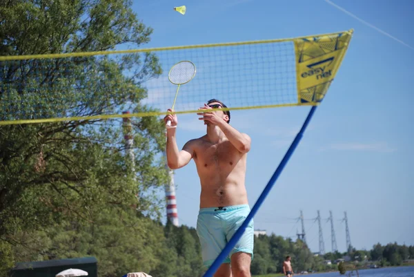 Jóvenes: niñas y niños jugando voleibol playa otros juegos en la arena cerca de la presa de agua —  Fotos de Stock