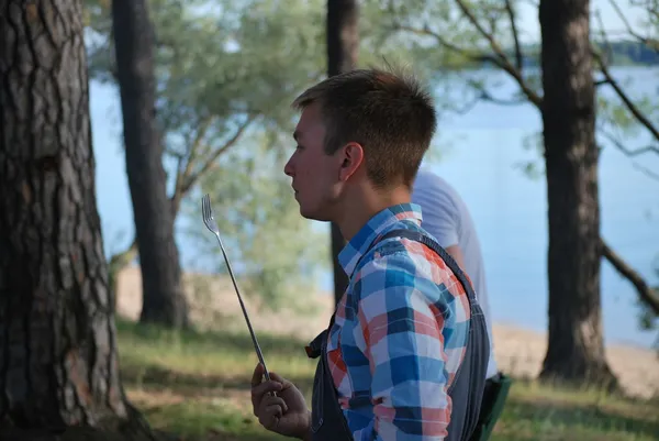 Jóvenes y naturaleza. Camping en el bosque junto al lago en Konakovo —  Fotos de Stock