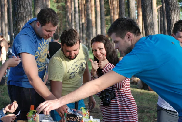 Ungdom under et ophold i teltlejr i den varme sommerweekend - Stock-foto