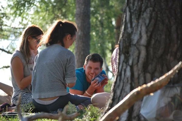 Giovani e natura. Campeggio nel bosco in riva al lago a Konakovo — Foto Stock