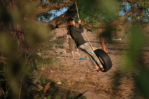 Jóvenes y naturaleza. Camping en el bosque junto al lago en Konakovo —  Fotos de Stock