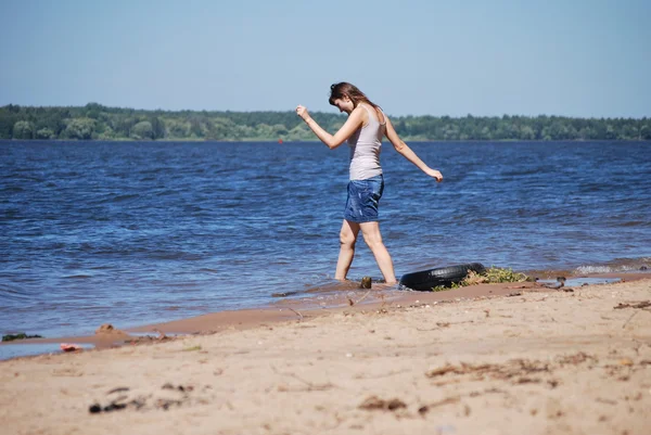 Das Mädchen kommt ins kühle Wasser des Sees — Stockfoto