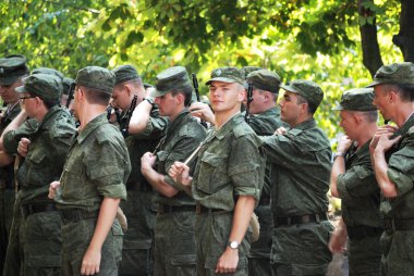 Hava kuvvetlerinde hizmet yemini esnasında askeri Üniformalı erkeklere