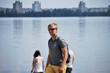 Voronej şehir turu sırasında ipad ile genç adam