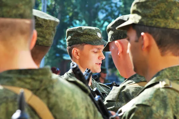 Construcción de soldados en desfile en honor de la inauguración de la nueva convocatoria a la Academia de la Fuerza Aérea Rusa — Foto de Stock