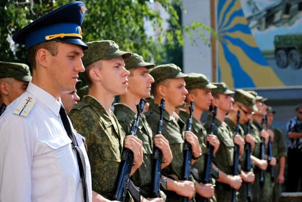 Konstruktion och mars i paraden i ära av invigningen av det nya samtalet till ryska Flygkrigsskolan — Stockfoto