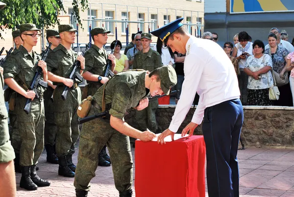 Homme en uniforme militaire au moment du serment de service dans la Force aérienne — Photo