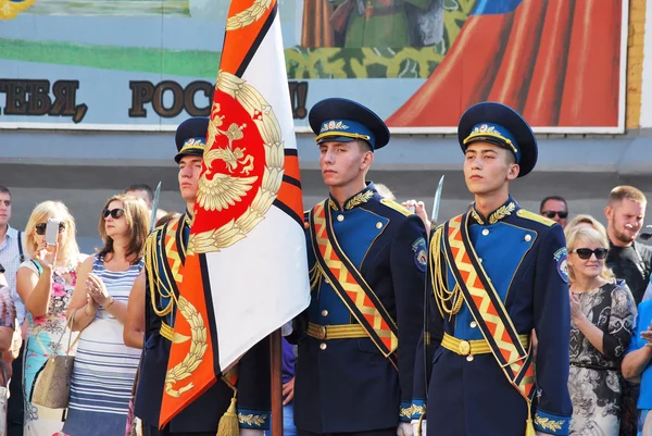 Tentara dari pengawal kehormatan dengan bendera Akademi Angkatan Udara — Stok Foto