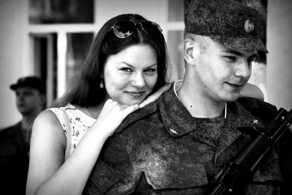 Una chica y un tipo con uniforme militar — Foto de Stock