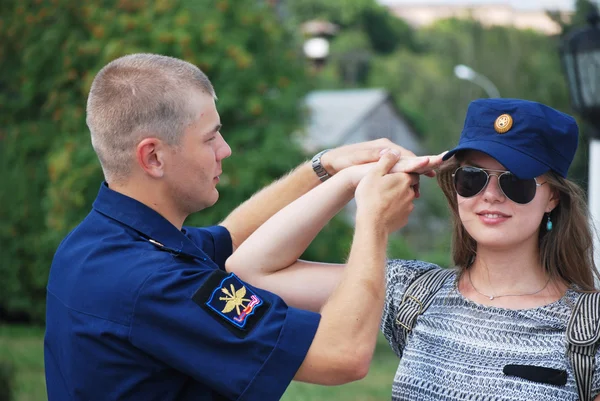 En tjej och en kille i militär uniform — Stockfoto