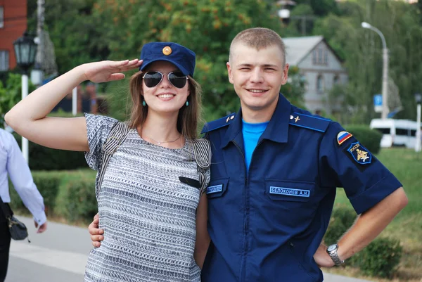 A girl and a guy in a military uniform — Stock Photo, Image