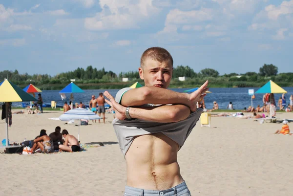 Ung mand hviler sig på stranden - Stock-foto