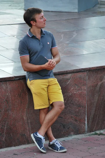 Young man with iPad during a tour of the city of Voronezh — Stock Photo, Image