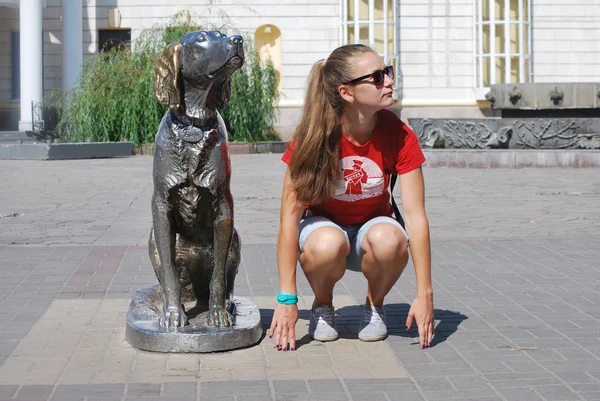 Dívka pózuje u Památníku bílý bim v centru Voroněž Royalty Free Stock Fotografie