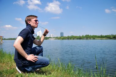 Viyana Tuna Nehri üzerindeki mavi gömlekli genç adam