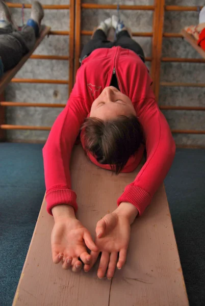 De spieren van de rug uit te rekken is een populaire wellness-behandeling — Stockfoto