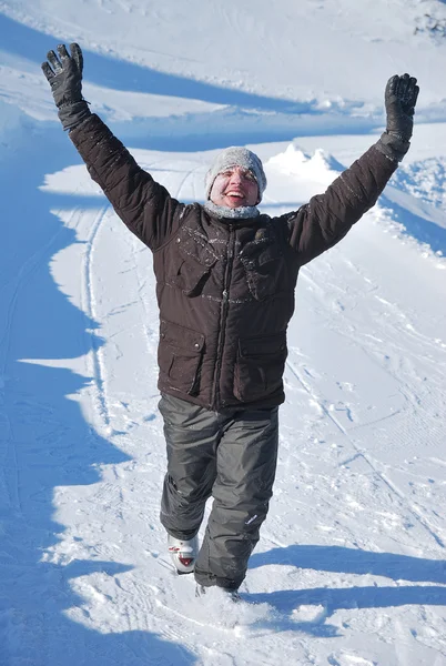 Divertimento durante le vacanze invernali in montagna — Foto Stock