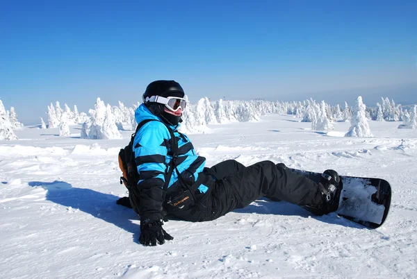 Snowboarder before the start is at the top of the mountain — Stock Photo, Image