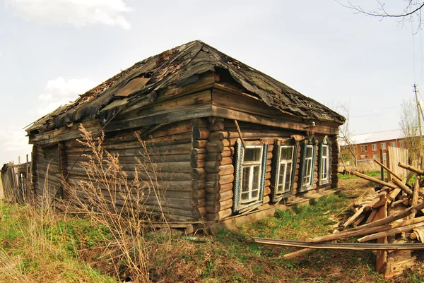 Starý dřevěný dům v jednom z měst — Stock fotografie