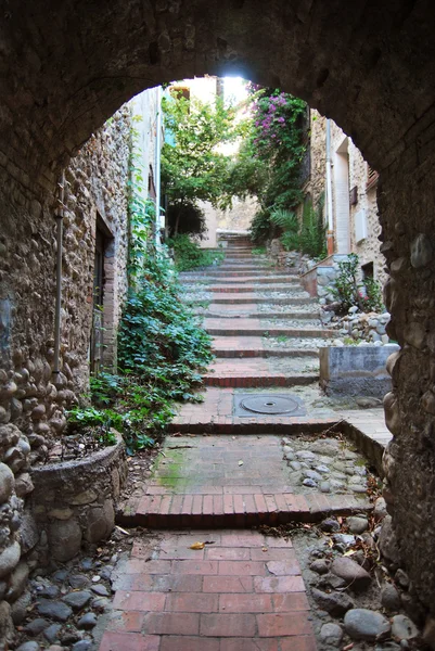 The narrow streets of the town in the French coastal town. — Stock Photo, Image