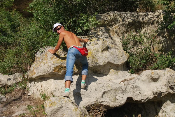 Young man traveling through the mountains in Crimea — Stock Photo, Image