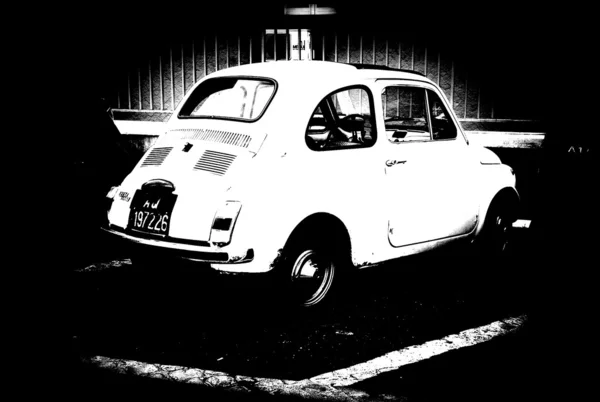 Monocromático velho pequeno italiano Fiat — Fotografia de Stock