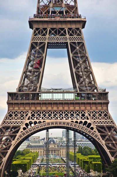 Un particular de la torre Eiffel en París — Foto de Stock
