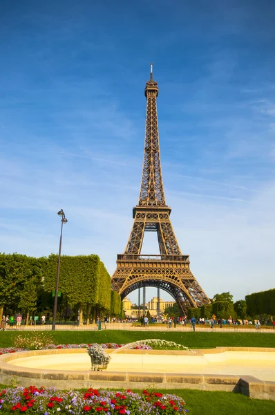 Torre Eiffel en París — Foto de Stock