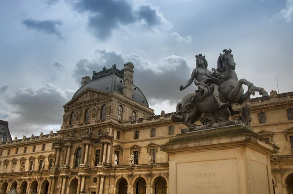 Het Louvre Museum in Parijs — Stockfoto