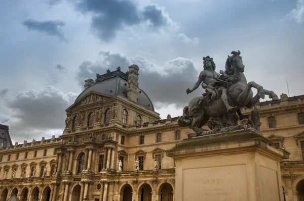 Museo del Louvre en París — Foto de Stock