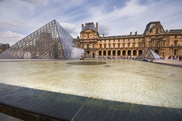 Museo del Louvre en París — Foto de Stock