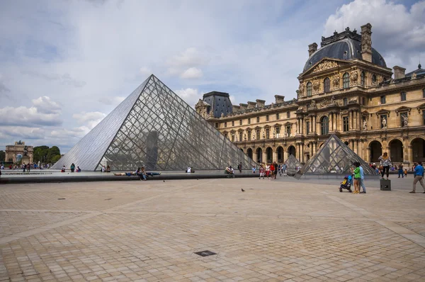 Paris 'teki Louvre Müzesi — Stok fotoğraf