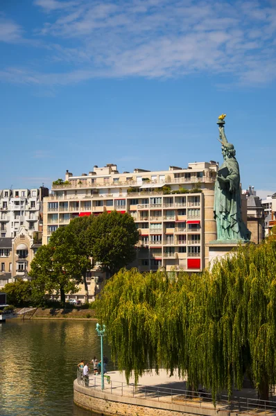 Estatua de la Libertad en la ciudad de París —  Fotos de Stock