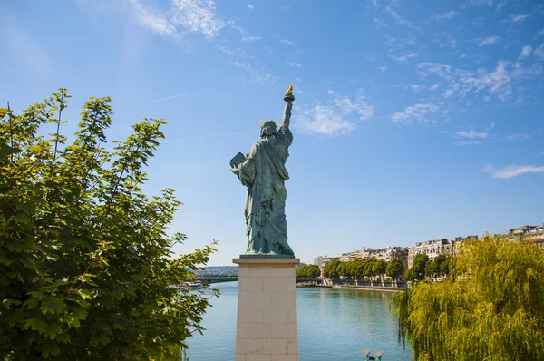 Vrijheidsbeeld in Parijs stad — Stockfoto