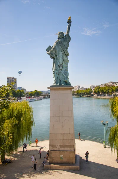 Vrijheidsbeeld in Parijs stad — Stockfoto