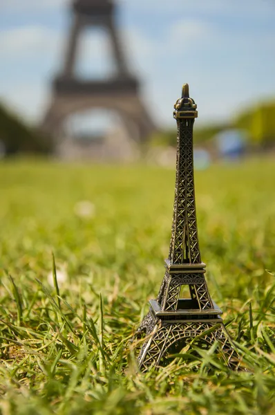 Miniatura da Torre Eiffel em Paris — Fotografia de Stock