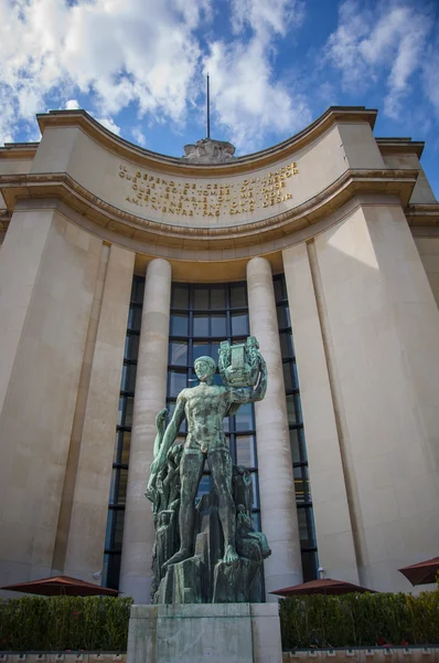 Estatua en el Palais de Chaillot — Foto de Stock