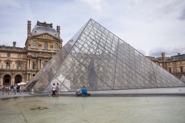 Paris 'teki Louvre Müzesi
