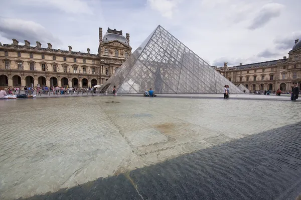 A Louvre Múzeum Párizsban — Stock Fotó