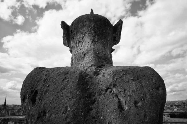 Estátua na Catedral de Notre Dame em Paris — Fotografia de Stock