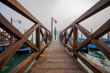 köprüler için Venedik'te gondol atılmak