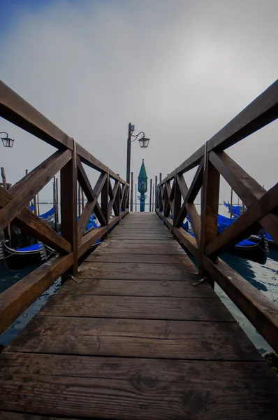 Embarquez des ponts pour gondoles à Venise — Photo