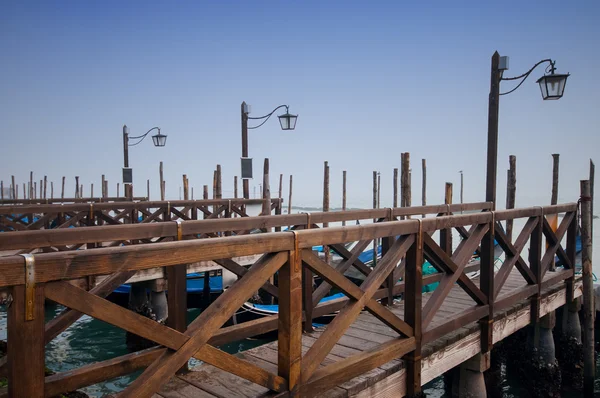 Embárcate puentes para góndolas en Venecia — Foto de Stock