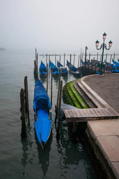 Gôndolas de serviço em Veneza — Fotografia de Stock