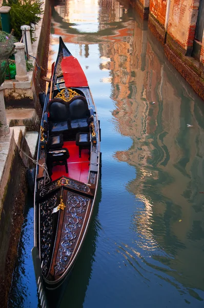 Gondoles dans la lagune de Venise — Photo