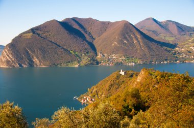 Iseo Gölü İtalya ile montisola görünümünü