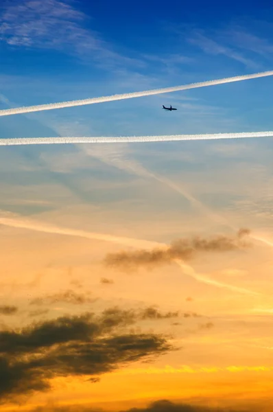 Gün batımında gökyüzünde Chemtrails — Stok fotoğraf