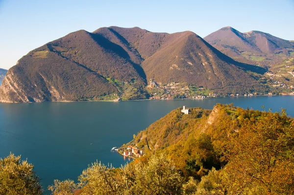 Vista de Montisola com lago Iseo na Itália — Fotografia de Stock