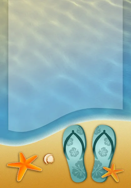 Шлепанцы на пляже с морем — стоковое фото
