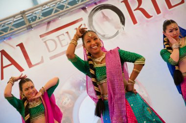 bolliwood dans festivali milan şehir Doğu